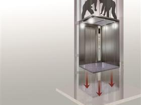 电梯32层坠落维修工死里逃生 医生直呼奇迹