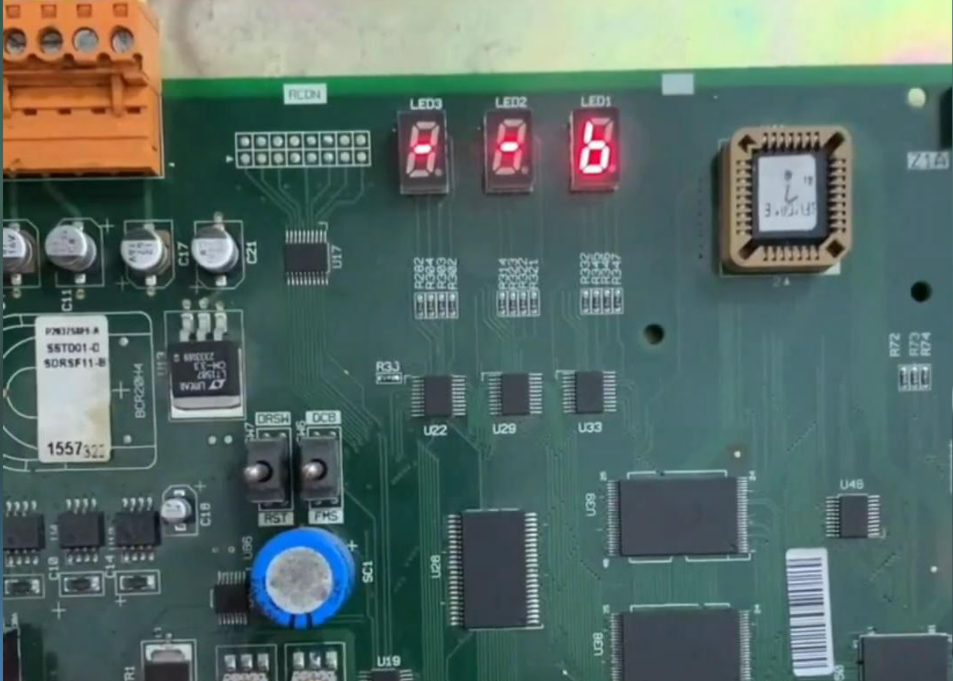 三菱电梯主板怎么清除故障？