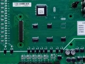 默纳克上电显示888或者乱码排查流程