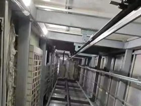膨胀螺丝固定的卷扬机吊电梯轿厢安装电梯导轨，2人带轿厢坠落底坑身亡...