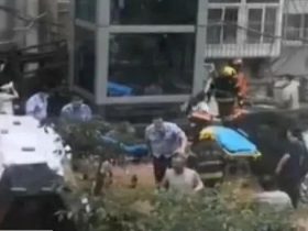 刚刚加装电梯“塌了”，2名工人从6楼坠落……