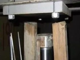 无机房电梯更换轿底轮方法