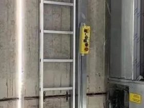 乘客被困电梯，电梯维修工现场救援被电梯夹死