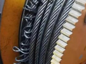 电梯钢丝绳都这样了，物业却要求只换一根！