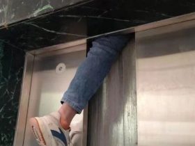 一男子跨越电梯时电梯突然下坠，11名消防员员前来救援！