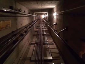 一园区“电梯”坠落，致1死2伤