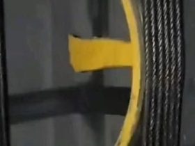 电梯反绳轮裂成这样！太危险了！