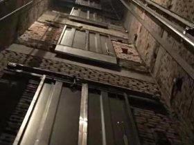 钢丝绳齿轮被牵狗绳缠住造成电梯急停！七八人被困电梯