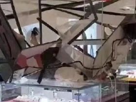 一男子商场内翻越自动扶梯扶手坠亡，警方通报