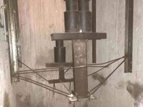 电梯缓冲器这是风化没了吗？