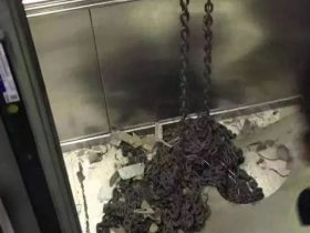 恐怖！小区电梯补偿链砸穿轿顶，致5人被困！