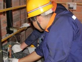 电梯正常运行时带闸走车