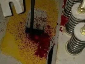 电梯工清理钢丝绳油泥，敢用此类方法清理，直接叉出去！