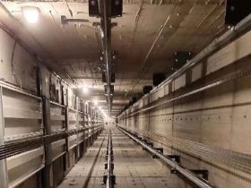 乘客被困电梯一个多小时，电梯维保被立案调查