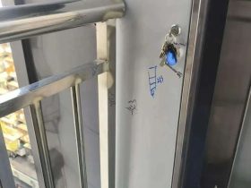 这个扶手装的有点技术含量！