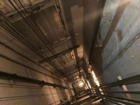 电梯“耗能缓冲器”缺油、生锈，电梯公司未对其检查保养被罚