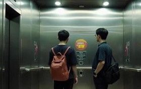 19岁维保工给电梯加导轨油时，未打检修急停导致被挤压身亡！