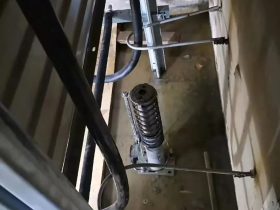 两个U型圈，完美解决补偿链摇摆撞击对重护板内侧