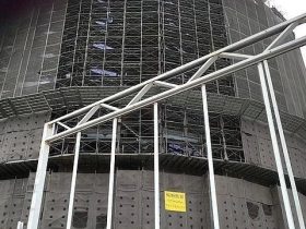 电梯维修工发生意外，不慎一脚踩空急坠15层楼，失血过多重伤不治