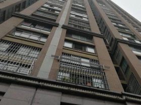 痛心!合肥铜陵路海顿公馆一电梯维修工坠楼，死前疑喝白酒。