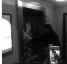 装门师傅19楼坠入电梯井 死因成谜