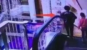 痛心！东莞一妈妈抱娃乘电梯，娃从手中滑脱，坠下3楼身亡