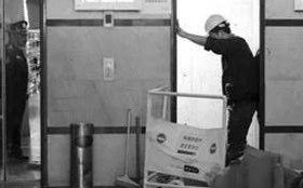 喂，是修电梯的吗?