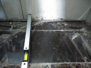 电梯厅门过门石处理