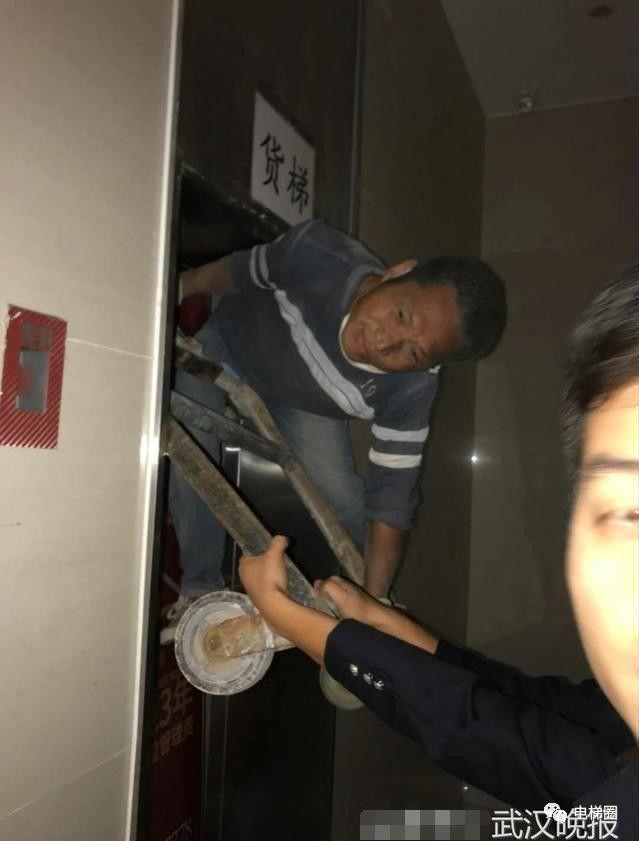 工人被电梯门夹带往上升 幸在十多分钟后获救