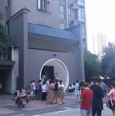 痛心!武汉一小区今晨发生电梯骤停,施救时一女住户坠落身亡 痛心!武汉一小区今晨发生电梯骤停,施救时一女住户坠落身亡