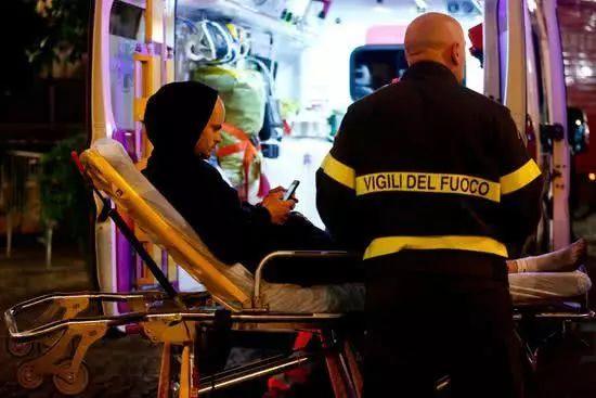 【视频】罗马地铁站电梯塌陷，24人受伤，1人截肢。-图片4