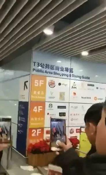 首都机场T3航站楼发生人员被夹自动人行道事故？