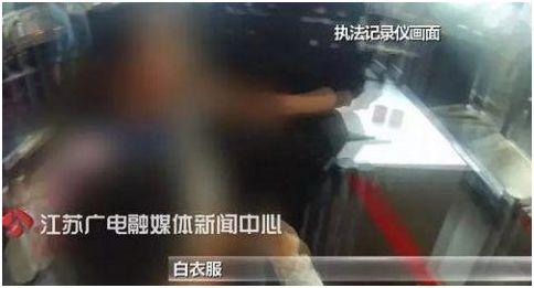 8岁小朋友被困电梯,3招从容自救,这波操作堪称 “教科书式” 8岁小朋友被困电梯,3招从容自救,这波操作堪称 “教科书式”
