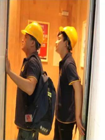 曾经电梯也是个很体面的工作! 曾经电梯也是个很体面的工作!