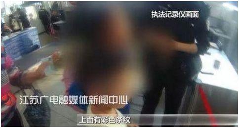 8岁小朋友被困电梯,3招从容自救,这波操作堪称 “教科书式” 8岁小朋友被困电梯,3招从容自救,这波操作堪称 “教科书式”