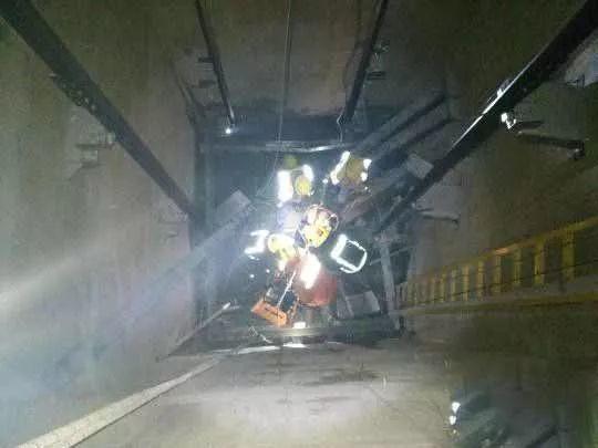电梯安装工不慎跌入6米深电梯井 ! 电梯安装工不慎跌入6米深电梯井 !