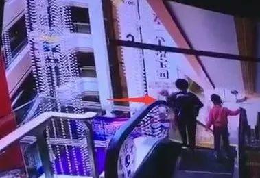 痛心！东莞一妈妈抱娃乘电梯，娃从手中滑脱，坠下3楼身亡
