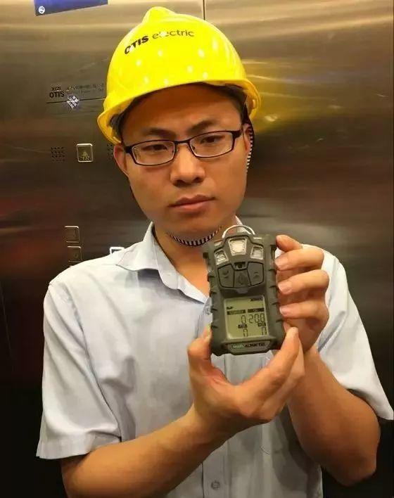 虹口区三门路两名老人被困小区电梯 消防队员紧急破拆救人-图片3