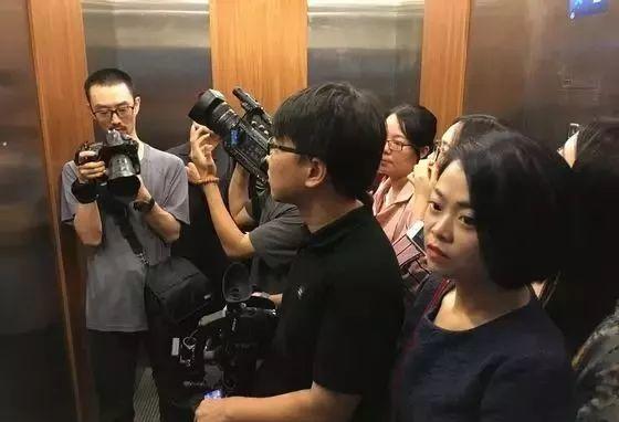 虹口区三门路两名老人被困小区电梯 消防队员紧急破拆救人-图片4