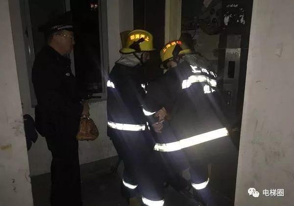 虹口区三门路两名老人被困小区电梯 消防队员紧急破拆救人-图片1