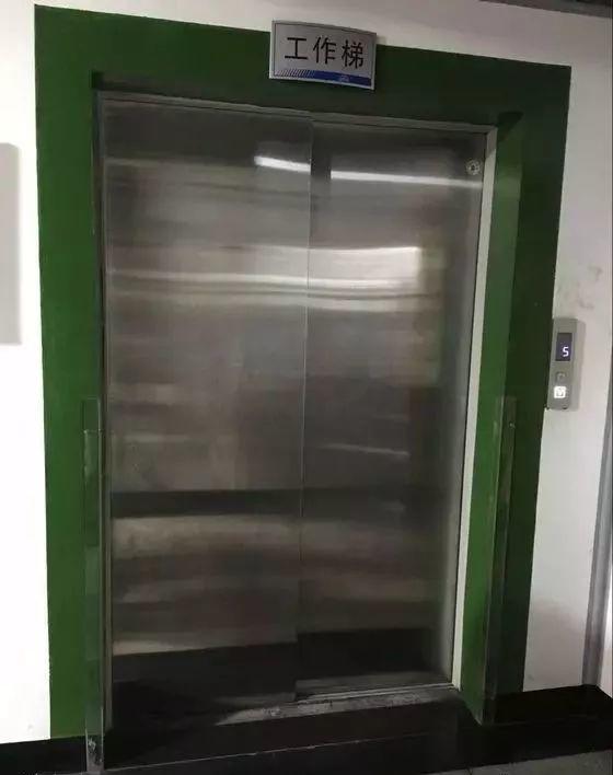 虹口区三门路两名老人被困小区电梯 消防队员紧急破拆救人-图片2
