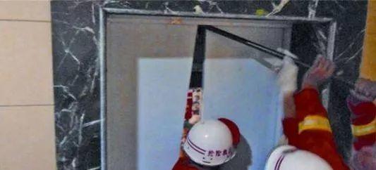 别再问电梯为什么老坏，因为电梯怕什么你们就做什么！
