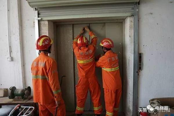 男子被困电梯打维保电话,对方却说不归他们管 男子被困电梯打维保电话,对方却说不归他们管-图片1