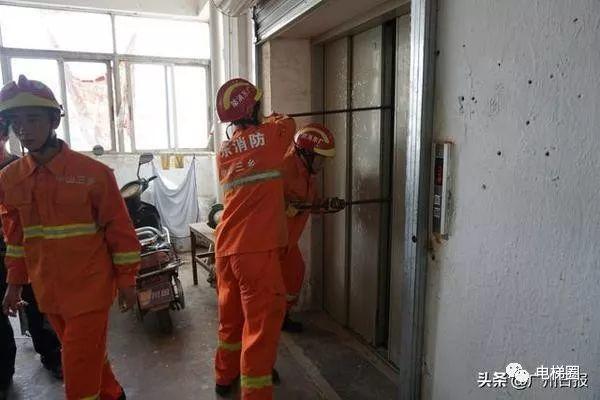 男子被困电梯打维保电话,对方却说不归他们管 男子被困电梯打维保电话,对方却说不归他们管-图片2