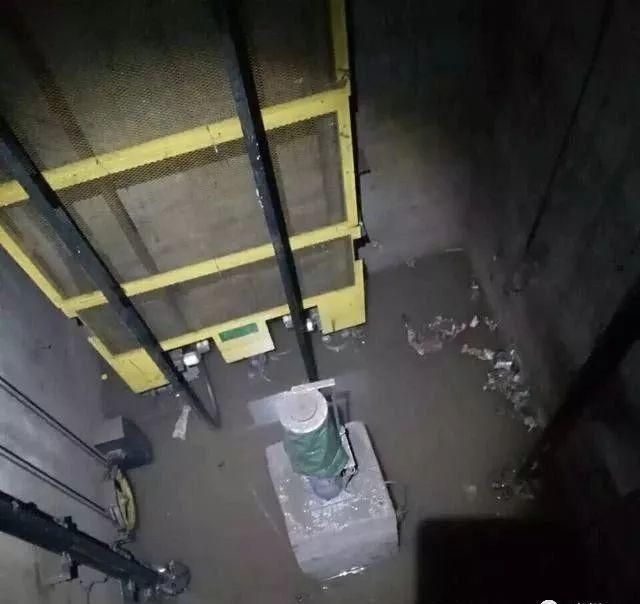 雨季来临丨暴雨过后请给电梯维保人员一分等待