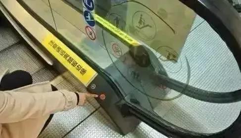 商场电梯在维修老太非要上，左腿被夹断！在停运的扶梯上行走有多危险-图片10