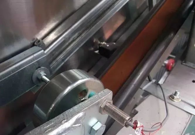自动扶梯有哪些安全保护装置（图文）