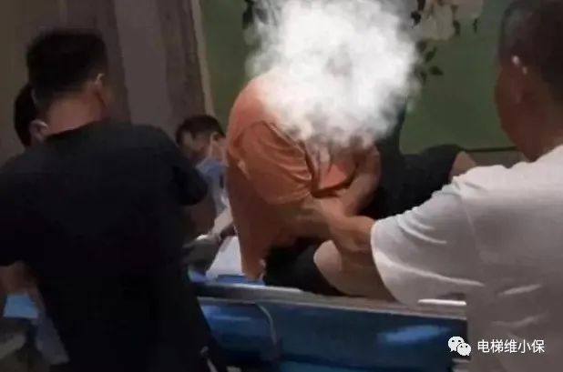 电梯下坠3人受伤，其中一人被抛起来砸地！物业承诺担责！-图片1