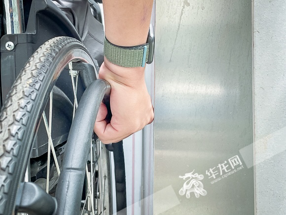 电梯门缩水近20厘米轮椅难入,无障碍电梯变“有障碍”? 电梯门缩水近20厘米轮椅难入,无障碍电梯变“有障碍”?