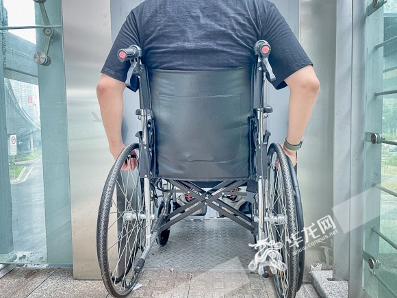 电梯门缩水近20厘米轮椅难入,无障碍电梯变“有障碍”? 电梯门缩水近20厘米轮椅难入,无障碍电梯变“有障碍”?